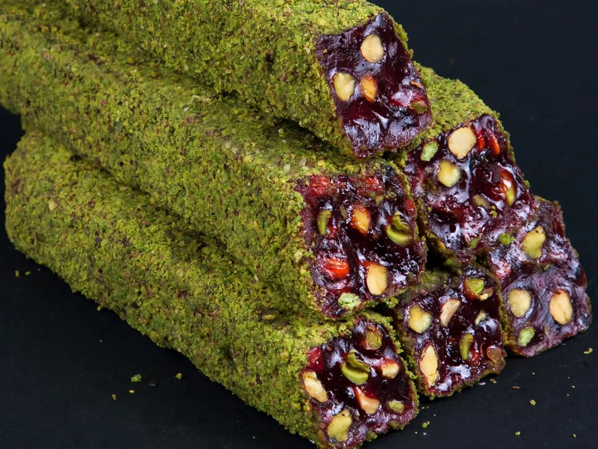 Классический гранатовый лукум с орехами в обсыпке из фисташек