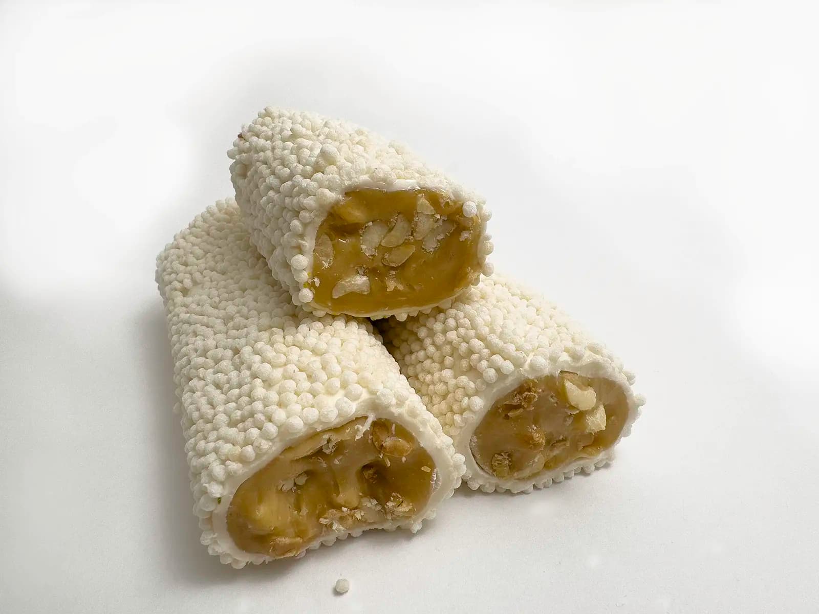 Лукум сарма с молоком, клубникой, миндалём, фундуковой пастой в воздушном рисе