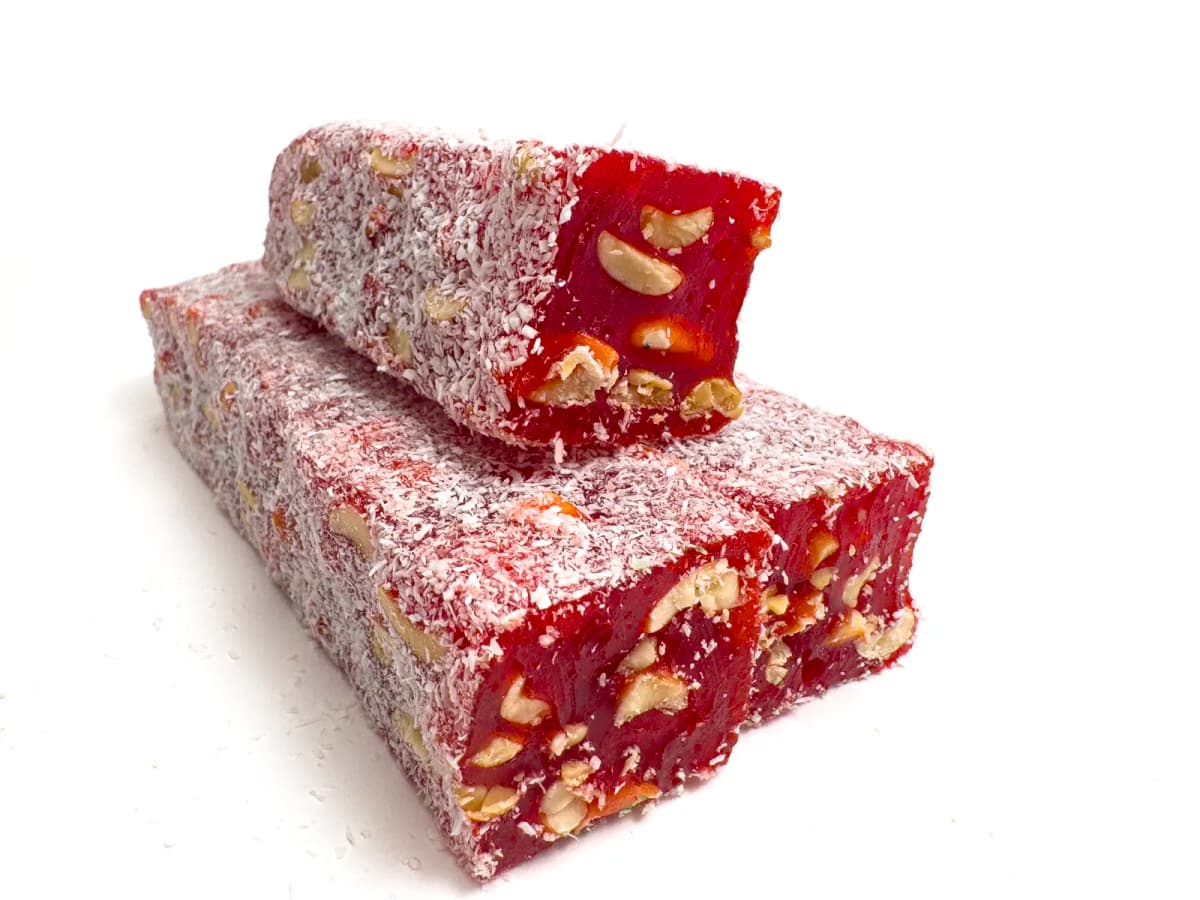 Классический гранатовый лукум с фундуком в кокосе