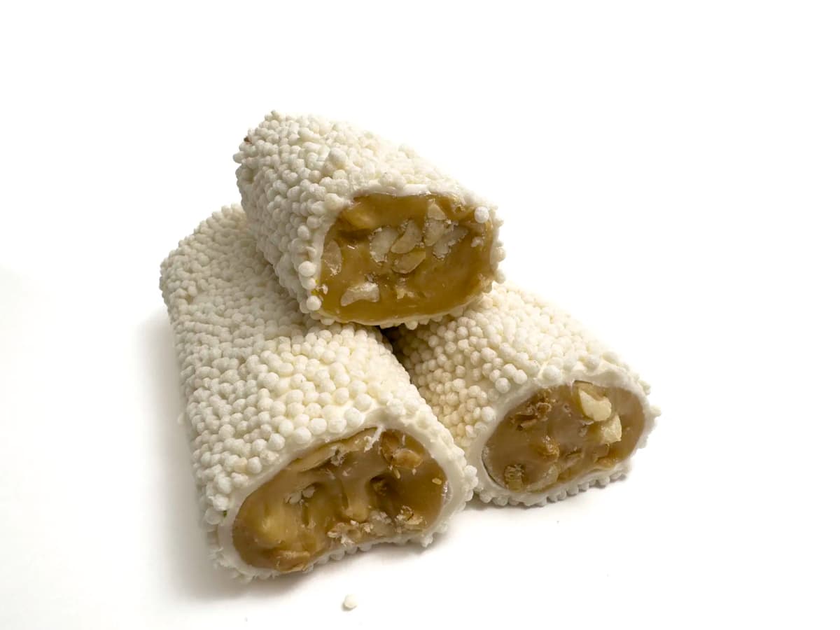 Лукум сарма с молоком, клубникой, миндалём, карамельно-ореховой пастой в воздушном рисе