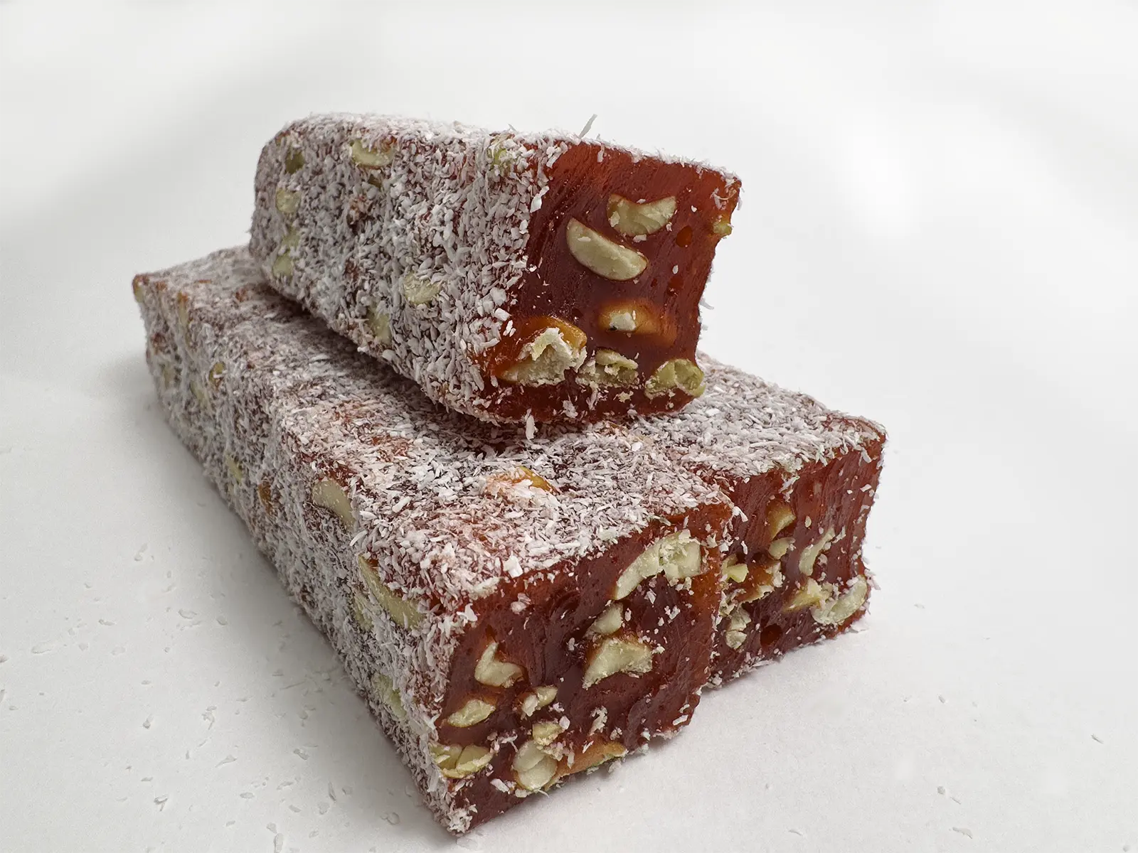 Классический гранатовый лукум с фундуком в кокосе