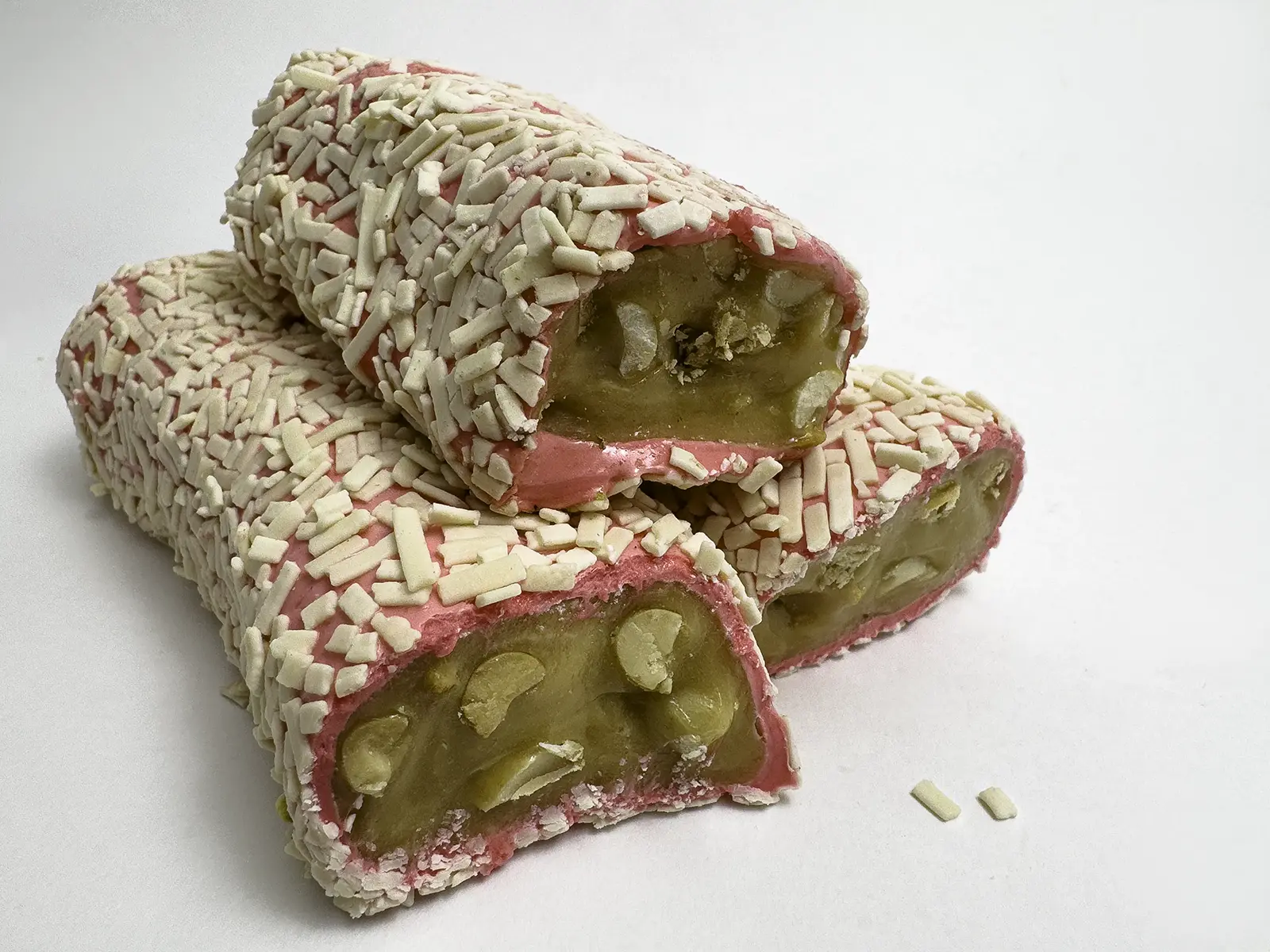 Лукум сарма фундучный крем с клубникой