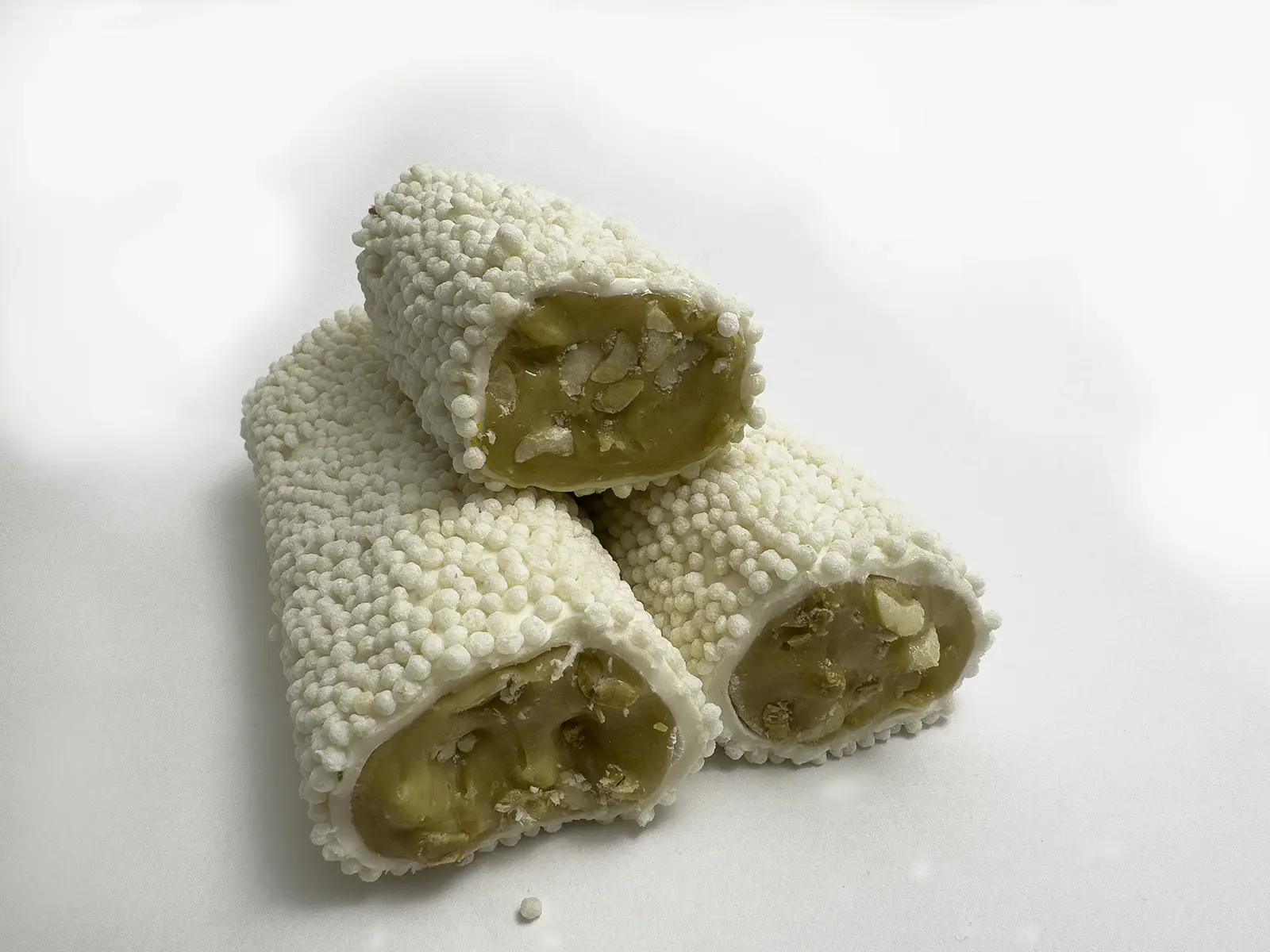 Лукум сарма с молоком, клубникой, миндалём, фундуковой пастой в воздушном рисе